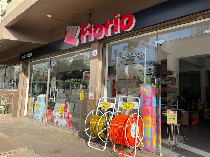 Fachada da loja Fiorio vista da calçada, com a placa e a vitrine